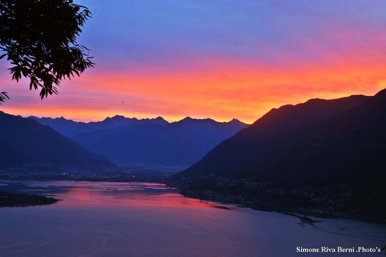 Buongiorno con l'alba sul lago Maggiore immortalata da Simone Riva Berni