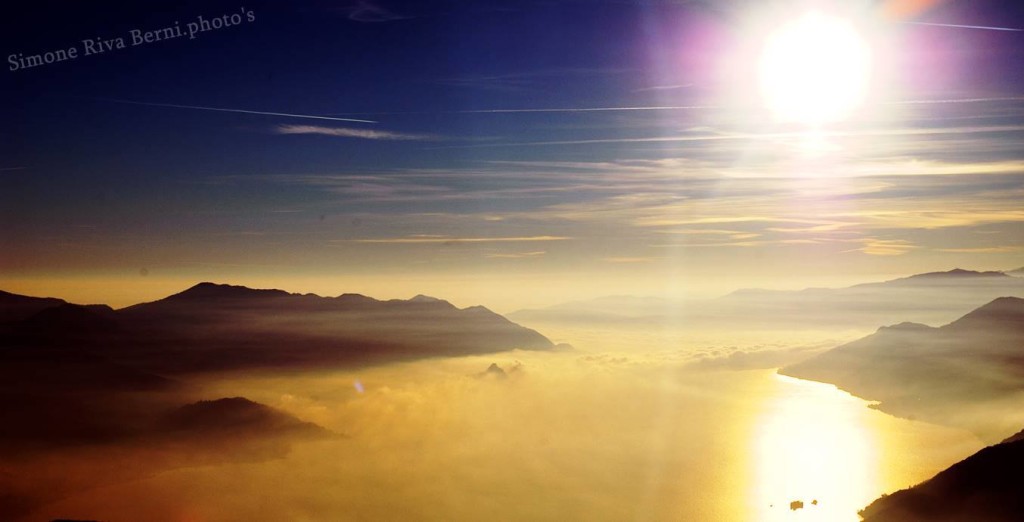 Buongiorno con la foto del giorno di Simone Riva Berni, "Il freddo sole sul lago Maggiore"