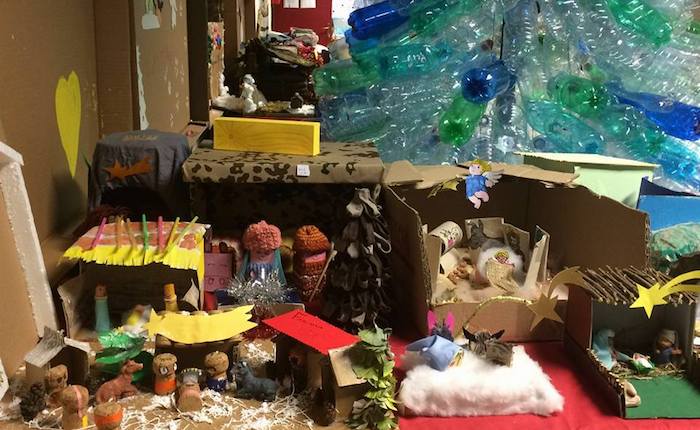 Alla scuola primaria di Cuvio è un Natale di riciclo. Originale l'iniziativa di insegnanti e bimbi
