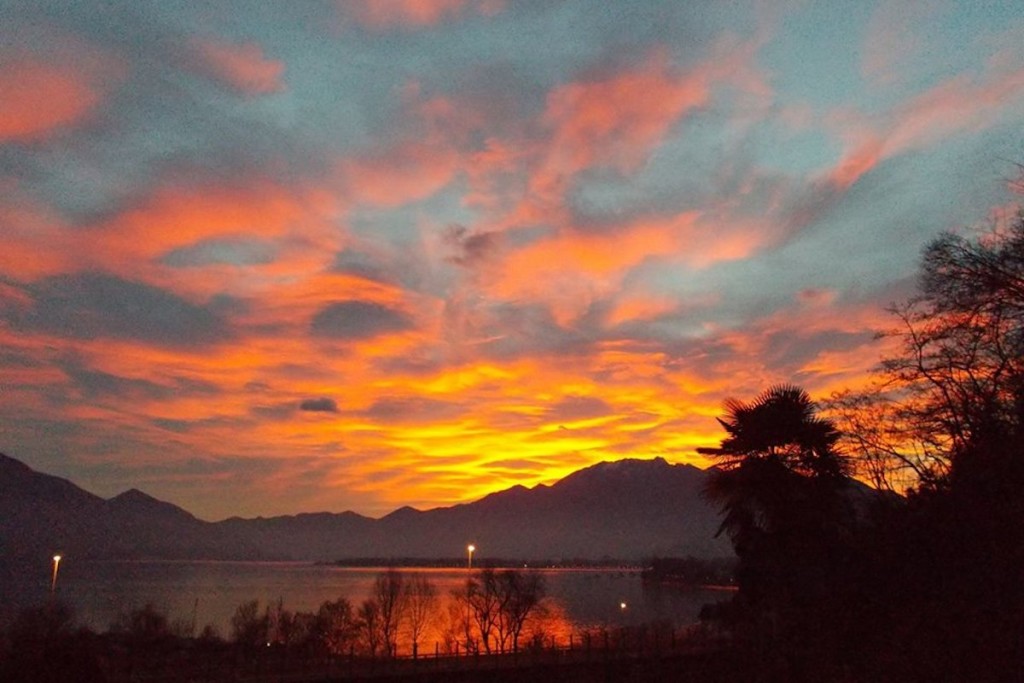 Buon Santo Stefano con la foto del tramonto natalizio sul lago di Antonella Bonora