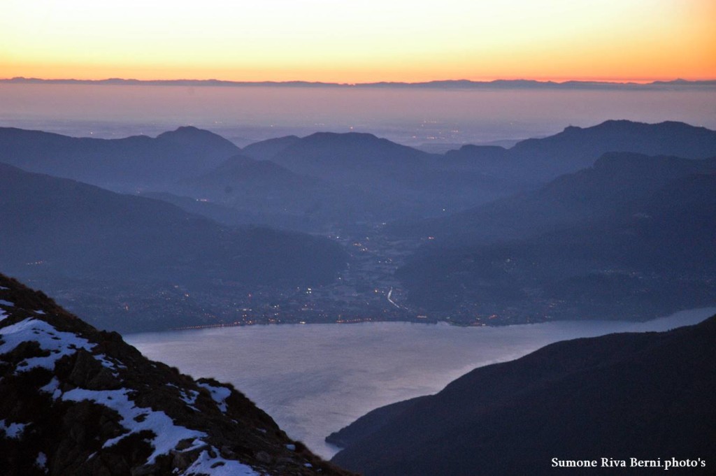 Buongiorno con la prima alba del 2017 sopra Luino. La foto è di Simone Riva Berni