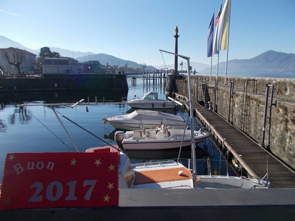 Tanti auguri per un felice 2017, con la foto di Antonella Bonora dal Porto Vecchio di Luino