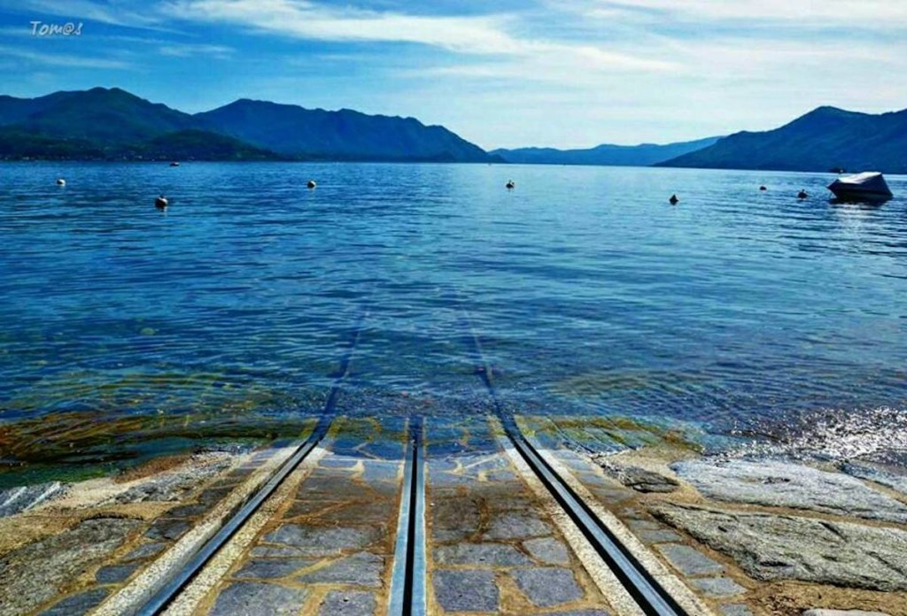 Buongiorno con la foto del giorno di Tomas Cecchini, un tuffo nel lago Maggiore
