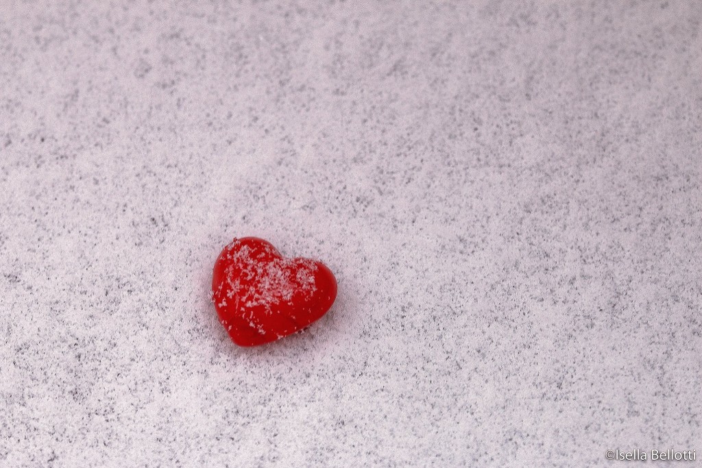 Buongiorno con la foto del giorno di Isella Bellotti, "Un cuore luinese nel gelo della neve"