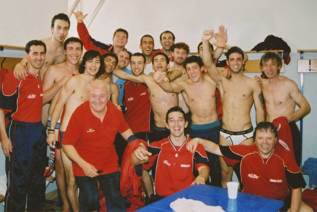 Una foto in ricordo di Guido Cattel con i ragazzi del Luino Fbc qualche anno fa