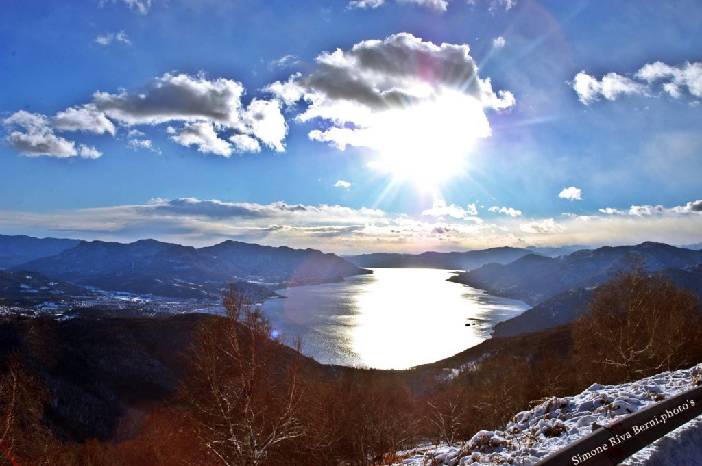 Buongiorno con la foto del giorno di Simone Riva Berni: "Sole, neve e lago Maggiore"