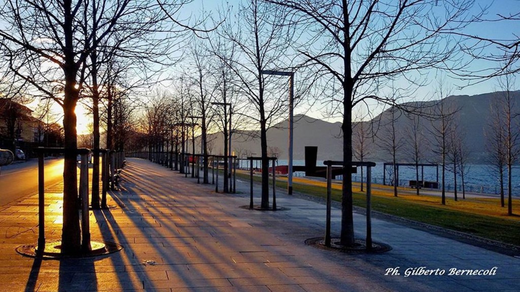 Buongiorno con la foto del giorno di Gilberto Bernecoli, il lungolago di Luino d'inverno