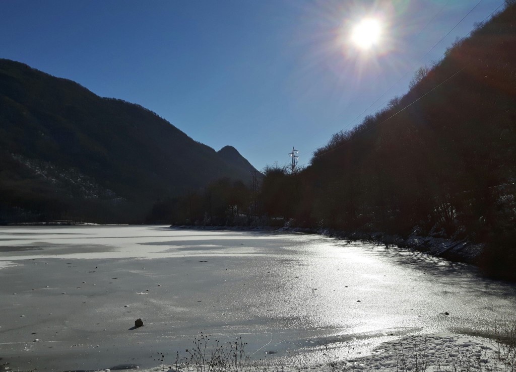 Buongiorno con la foto del giorno di Laura Olivas, il lago di Ghirla tra sole, neve e ghiaccio