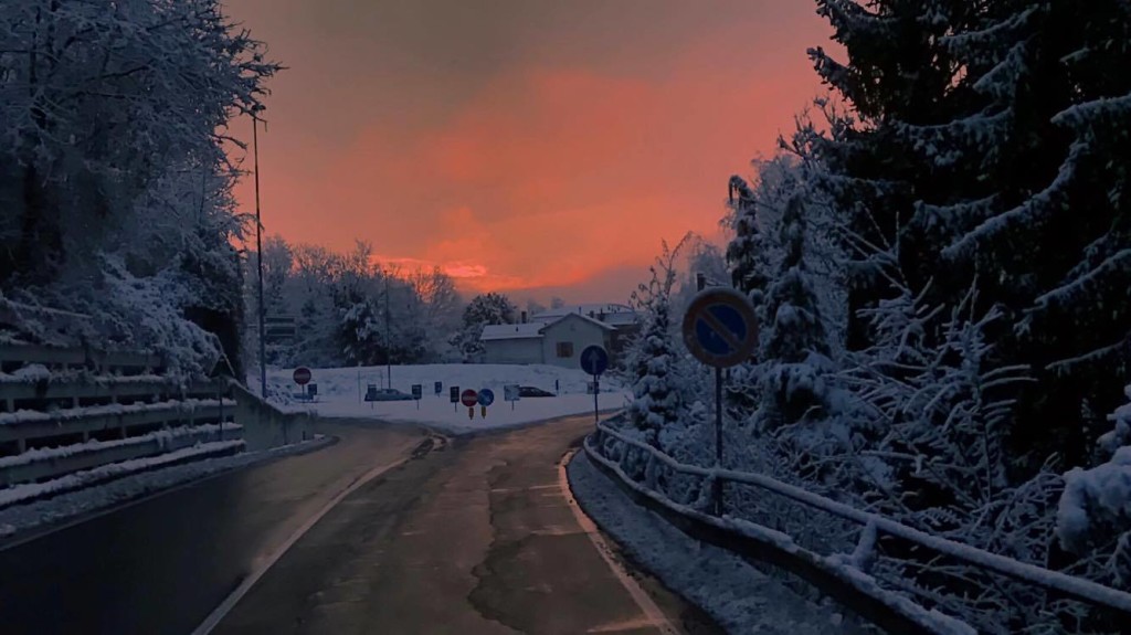 Nonostante i disagi, la neve regala questo splendido paesaggio: la foto è di Eddy Vlad