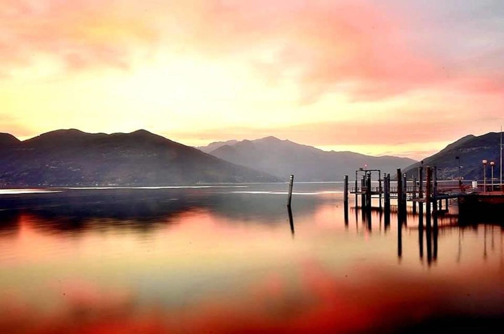 Buongiorno con la foto del giorno di Francesco Muzzopappa, il lungolago di Luino