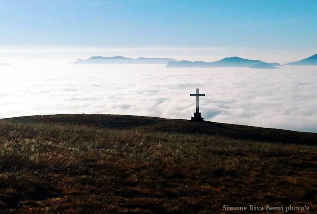 Buongiorno con la foto del giorno di Simone Riva Berni: "Il sole sopra le nubi in Forcora"