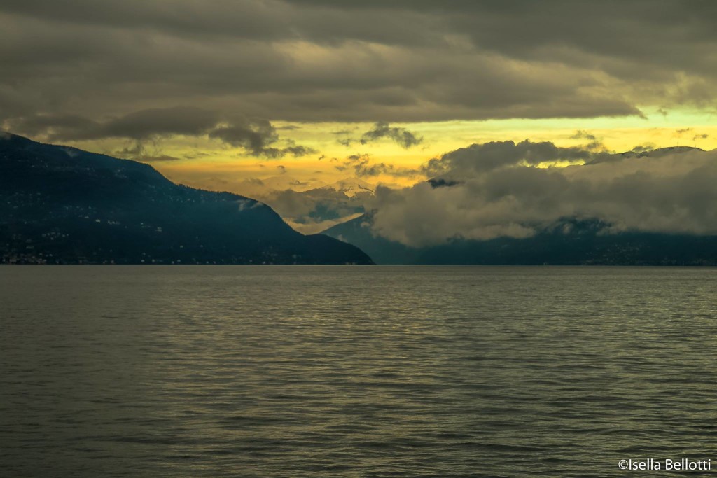 Buongiorno con la foto del giorno di Isella Bellotti, "I colori del cielo dietro le nuvole"