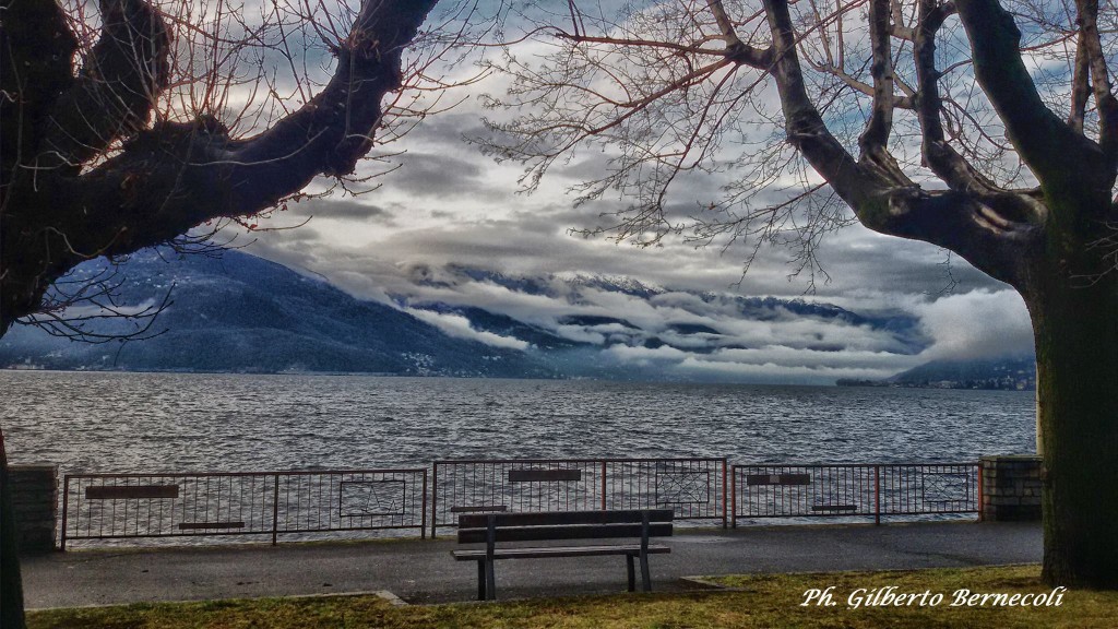 Buongiorno con la foto del giorno di Gilberto Bernecoli, "Le nuvole tra cielo, lago e montagne"