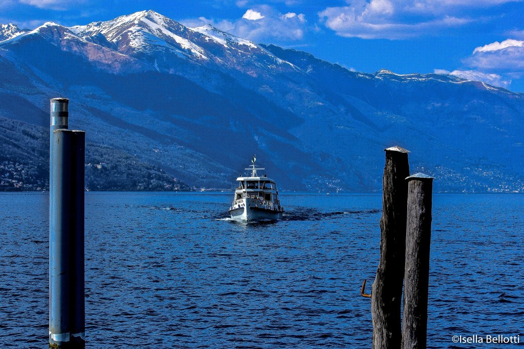Buona domenica con la foto di Isella Bellotti, "L'arrivo del battello a Luino"