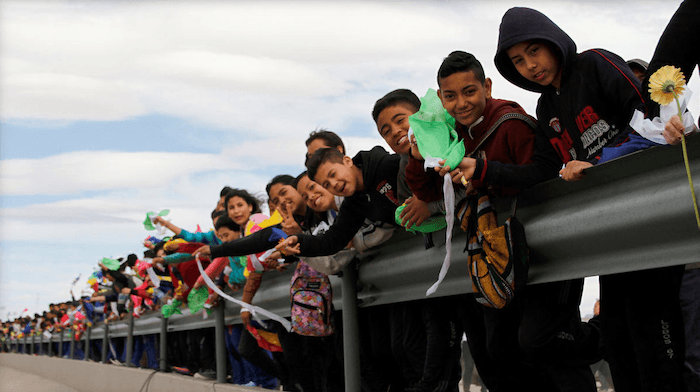 "Il Messico è più di un muro": la catena umana contro le politiche migratorie di Trump.