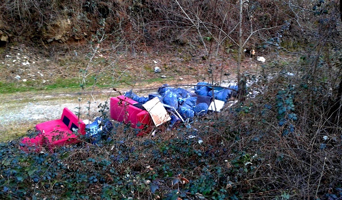 Valganna, rifiuti scaricati a bordo strada. Tra essi uno scatolone riportante un indirizzo