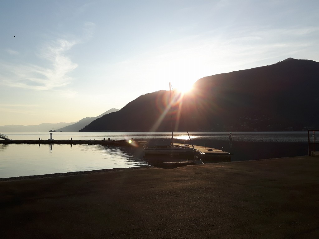 Buongiorno con la foto del giorno di Laura Olivas, scattata dal lungolago di Maccagno