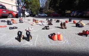 Flash mob degli studenti dell'"I.S.I.S. - Città di Luino" per dire "No alla violenza sulle donne"