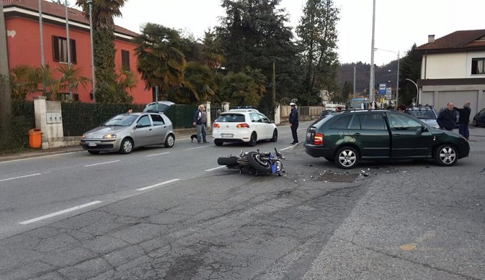 Incidente tra auto e moto a Lavena Ponte Tresa, due persone coinvolte