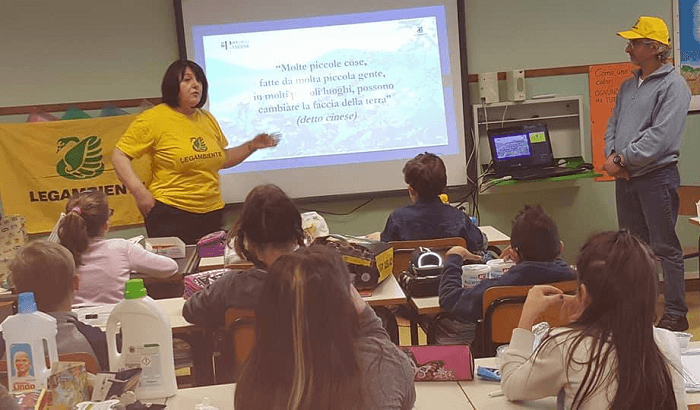 "Lezioni di spazzatura" a Lavena Ponte Tresa: l'interessante progetto di Legambiente nelle scuole