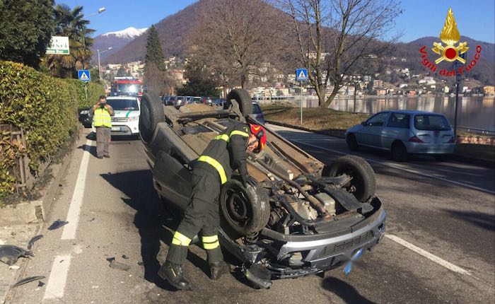 Lavena Ponte Tresa: si ribalta in auto, 83enne in codice rosso all'ospedale di Luino