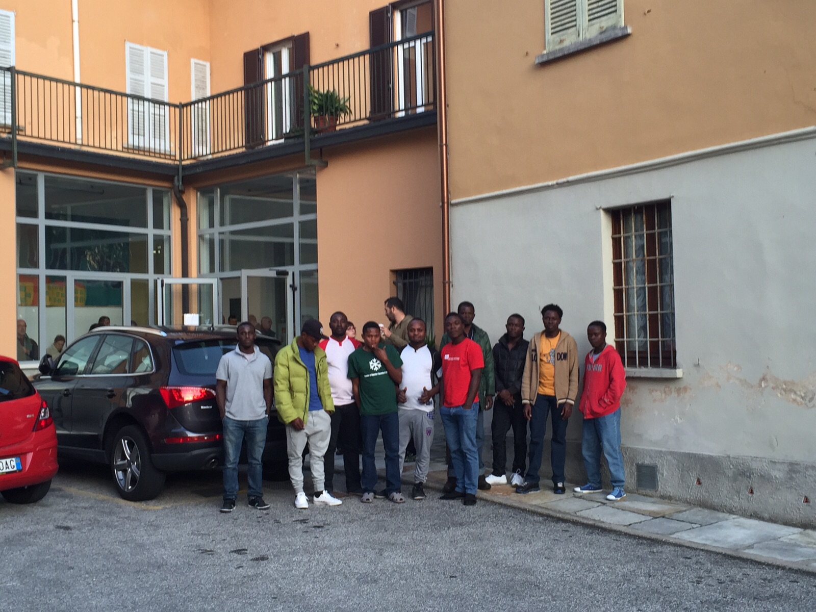 A Dumenza dieci dei 27 migranti presenti a Maccagno: "Saranno ospitati dalla Parrocchia"