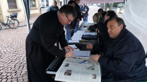 In due giorni oltre 1500 luinesi contro il depotenziamento dell'Ospedale. Firma anche don Sergio, soddisfazione dal Comitato