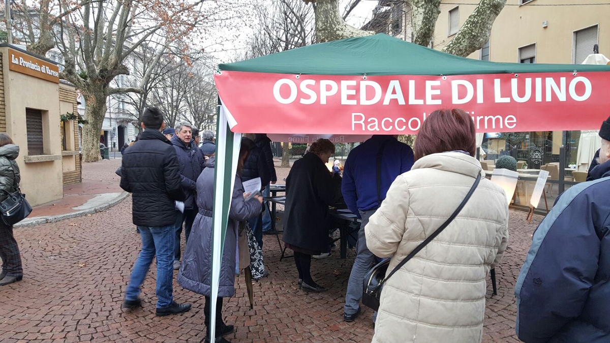 In due giorni oltre 1500 luinesi contro il depotenziamento dell'Ospedale. Firma anche don Sergio, soddisfazione dal Comitato