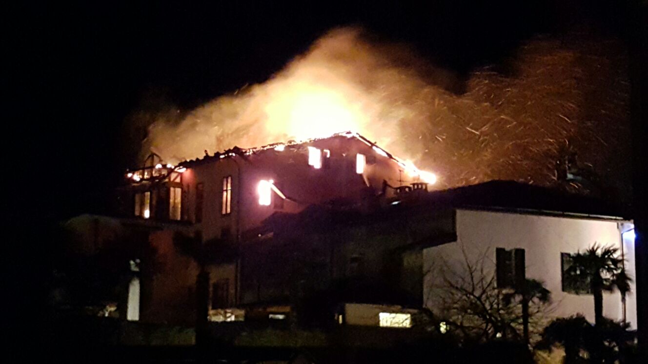 Scoppiato incendio nel centro storico di Luino. Alcune foto di lettori