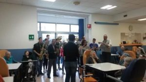 Luino, al Monsignor Comi "Musica maestro!". Il ringraziamento degli educatori a tutti i volontari