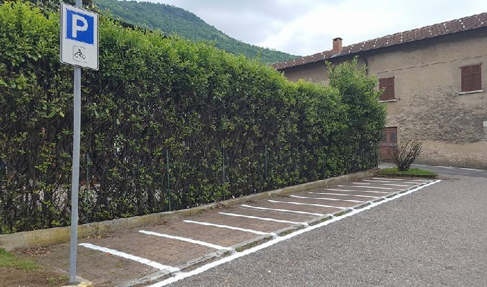 Porto Ceresio, piazza Bossi diventa zona pedonale. Ecco il nuovo parcheggio per le moto