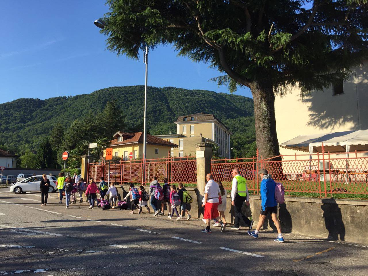 Lavena Ponte Tresa, questa mattina il banco di prova per il "Piedibus". Ecco com'è andata