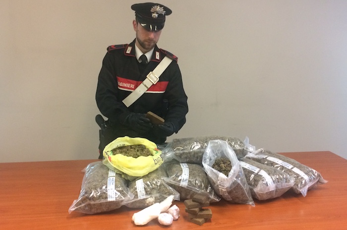 Via vai sospetto a Laveno Mombello, blitz dei Carabinieri: scoperte due “case dello spaccio”