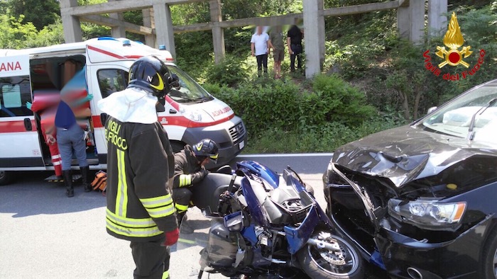Frontale tra auto e moto a Castelveccana, tre coinvolti. Interviene l'elisoccorso