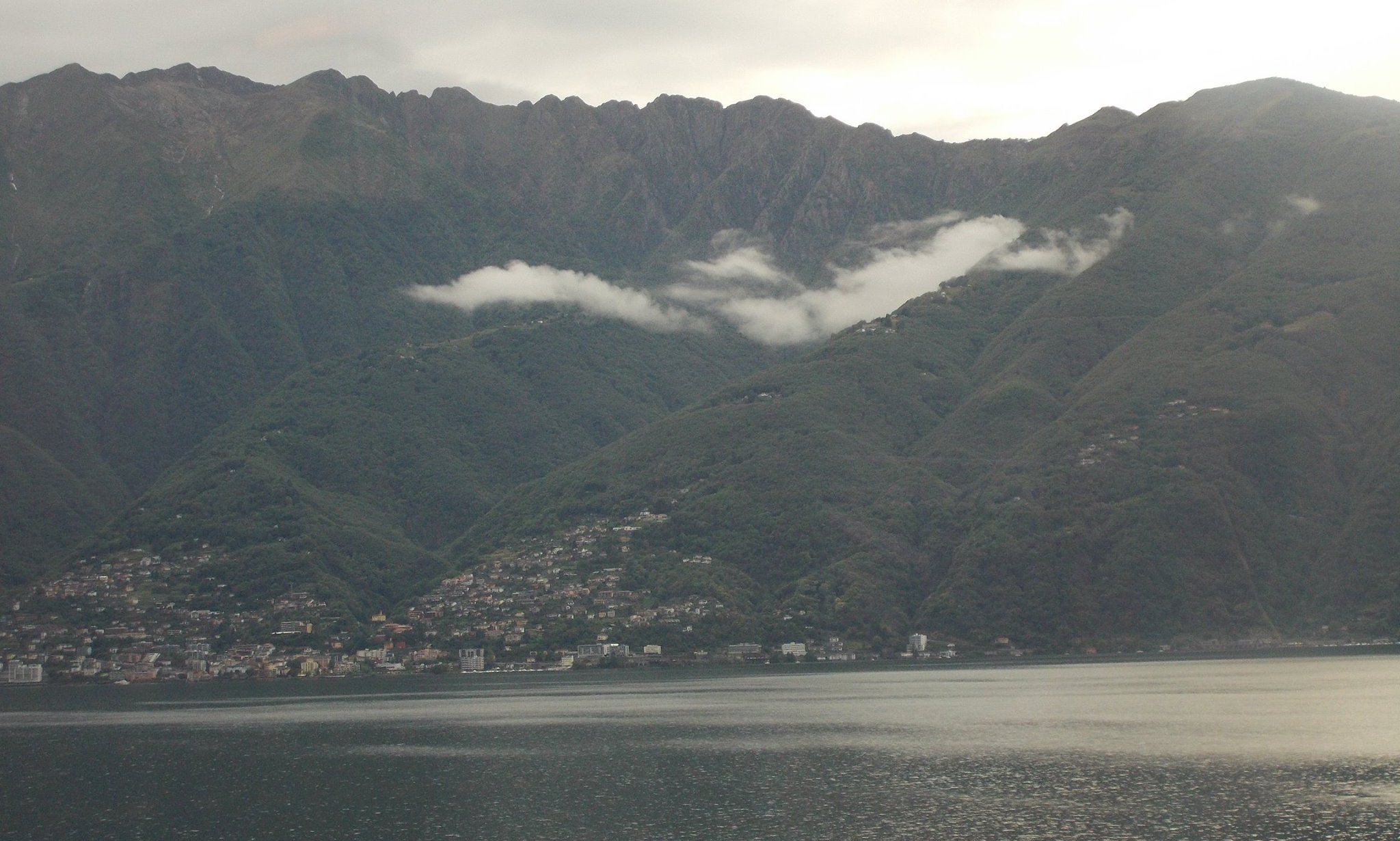 Un buongiorno con questa foto di Antonella Bonora, nuvole sul lago Maggiore