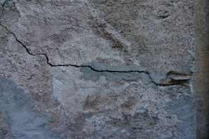 AlpTransit: non solo a Colmegna, crepe anche in alcune case e negozi di via Voldomino a Luino