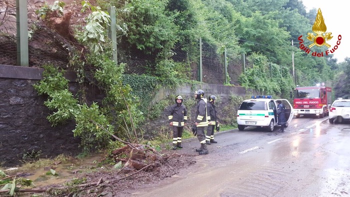 Maltempo: frana tra Laveno e Cerro, strada provinciale chiusa