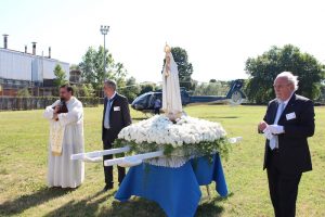Luino, una folla accoglie la statua della Madonna Pellegrina di Fatima. Le foto