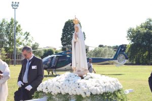 Luino, una folla accoglie la statua della Madonna Pellegrina di Fatima. Le foto