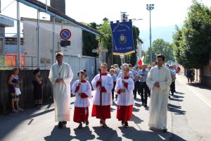 Luino, una folla accoglie la statua della Madonna Pellegrina di Fatima. Le foto