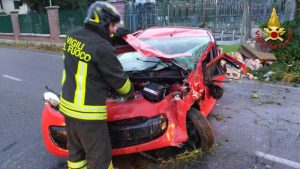 Incidente all'alba a Cunardo, 20enne finisce contro un muro