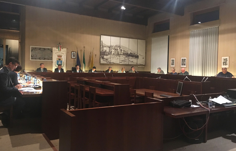 Luino, martedì si riunisce la Commissione Bilancio. Tanti i temi caldi della seduta Luino, martedì si riunisce la Commissione Bilancio. Tanti i temi caldi della seduta