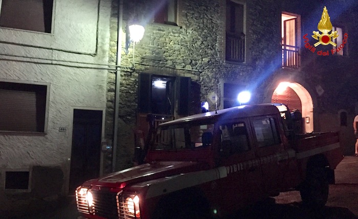 Montegrino, in fiamme una casa nel centro storico. Ragazza si salva dall'incendio