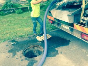 Collettore otturato in strada, case allagate a Brissago Valtravaglia. Problemi risolti, ora monitoraggio