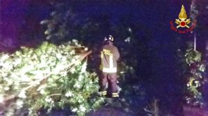 Maltempo sull’Alto Varesotto e in Ticino: temporali causano allagamenti e frane, strade bloccate