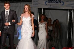 Un successo "Luino Moda" al Parco Ferrini tra comicità e sfilate. Le fotografie della serata