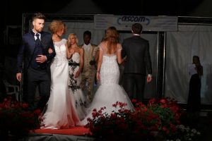 Un successo "Luino Moda" al Parco Ferrini tra comicità e sfilate. Le fotografie della serata