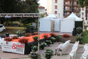 Un successo "Luino Moda" al Parco Ferrini tra comicità e sfilate. Le fotografie della serata