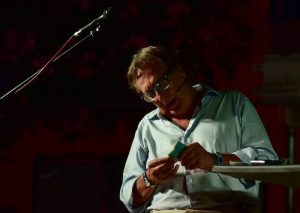 Grande successo a Germignaga per Enzo Iacchetti tra ironia, comicità e aneddoti di una carriera