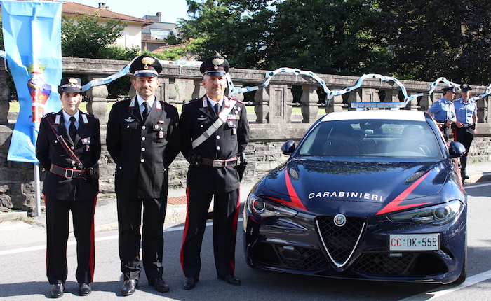 L'esposizione dei mezzi delle forze dell'ordine a Luino, spicca la Giulia Quadrifoglio dei Carabinieri